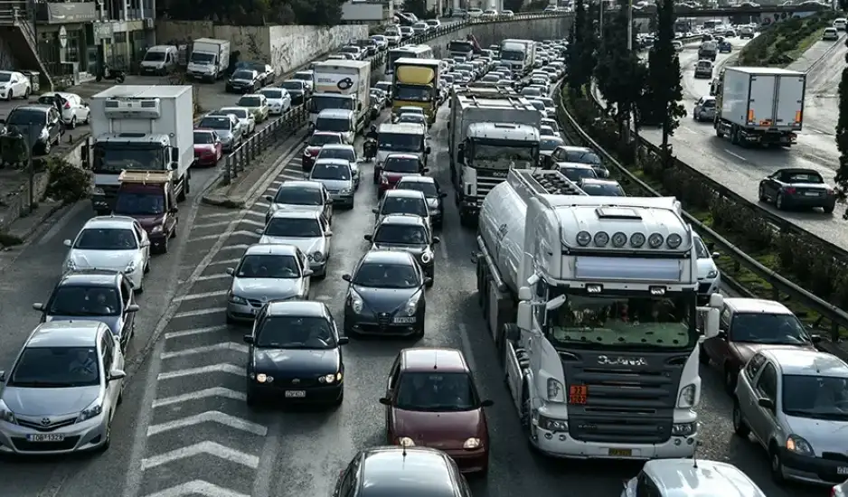 Κίνηση τώρα: Κόλαση οι δρόμοι – Καθυστερήσεις έως και 30 λεπτών στην Αττική Οδό