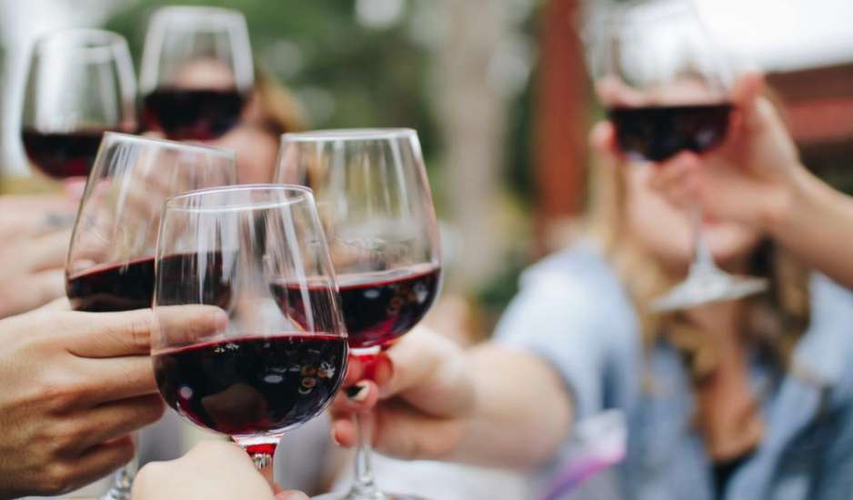 Ποιος είναι ο σωστός τρόπος για να καθαρίσετε τα ποτήρια κρασιού σας, σύμφωνα με επαγγελματίες