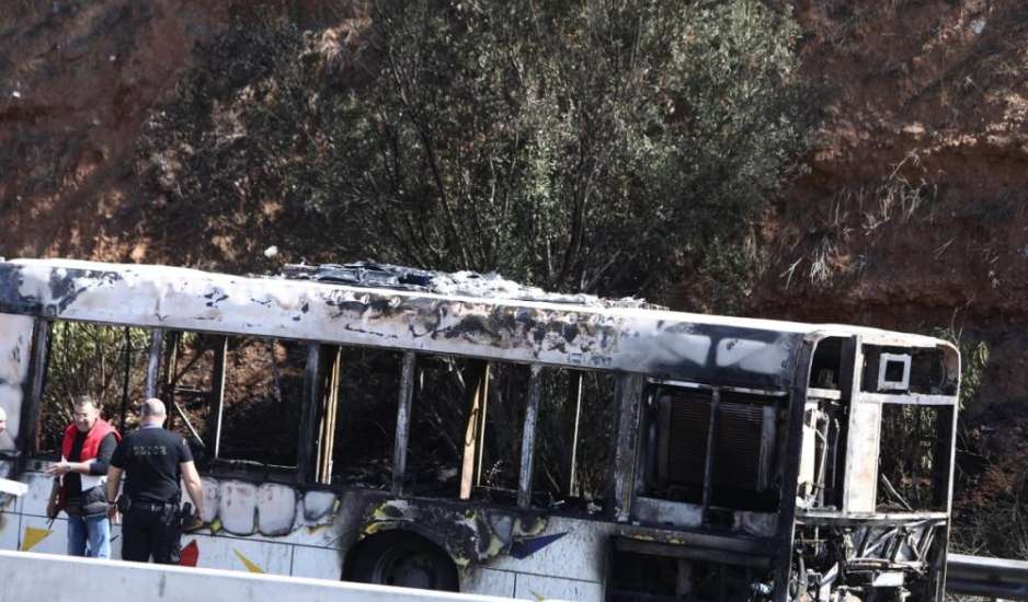 Θεσσαλονίκη: Λαμπάδιασε λεωφορείο του ΟΑΣΘ στη μέση του δρόμου
