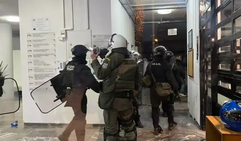 Θεσσαλονίκη - ΑΠΘ: ΜΑΤ προσπαθούν να εκκενώσουν την κατάληψη στην Πρυτανεία