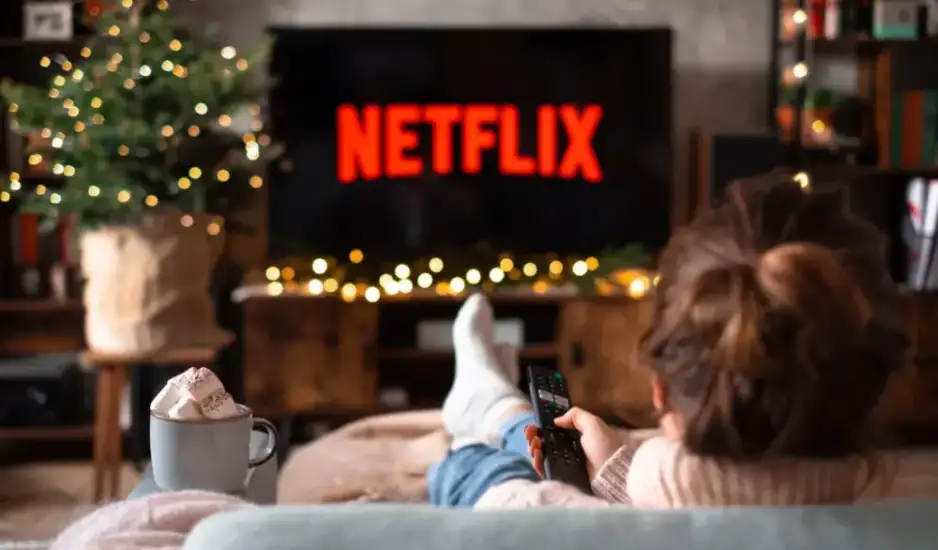 Netflix: 5 ταινίες και σειρές που θα σας βάλουν σε χριστουγεννιάτικο mood