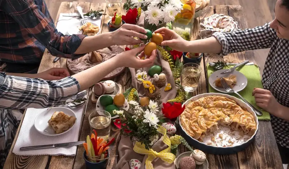 Πώς θα νιώσετε καλύτερα αν φάγατε πολύ στο πασχαλινό τραπέζι