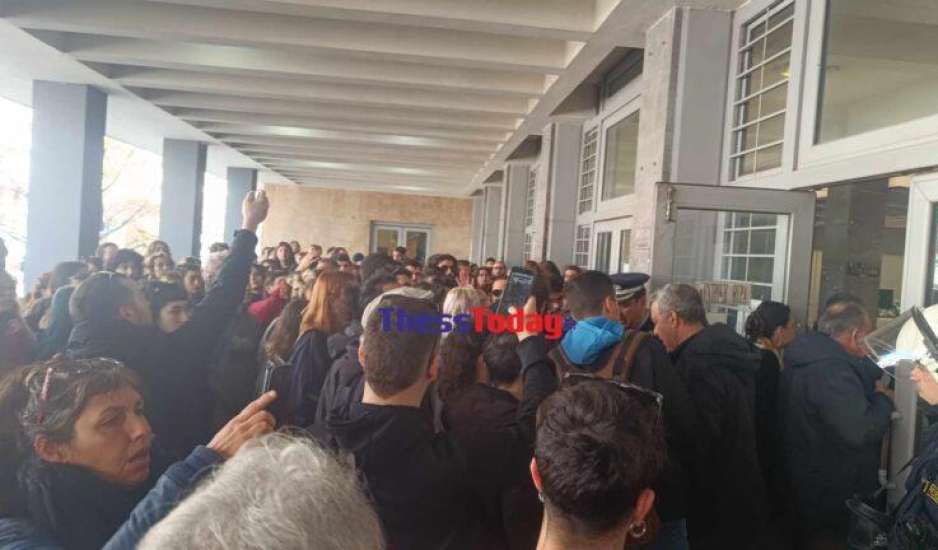 Θεσσαλονίκη: Ένταση έξω από τα Δικαστήρια κατά τη μεταγωγή των 49 συλληφθέντων του ΑΠΘ