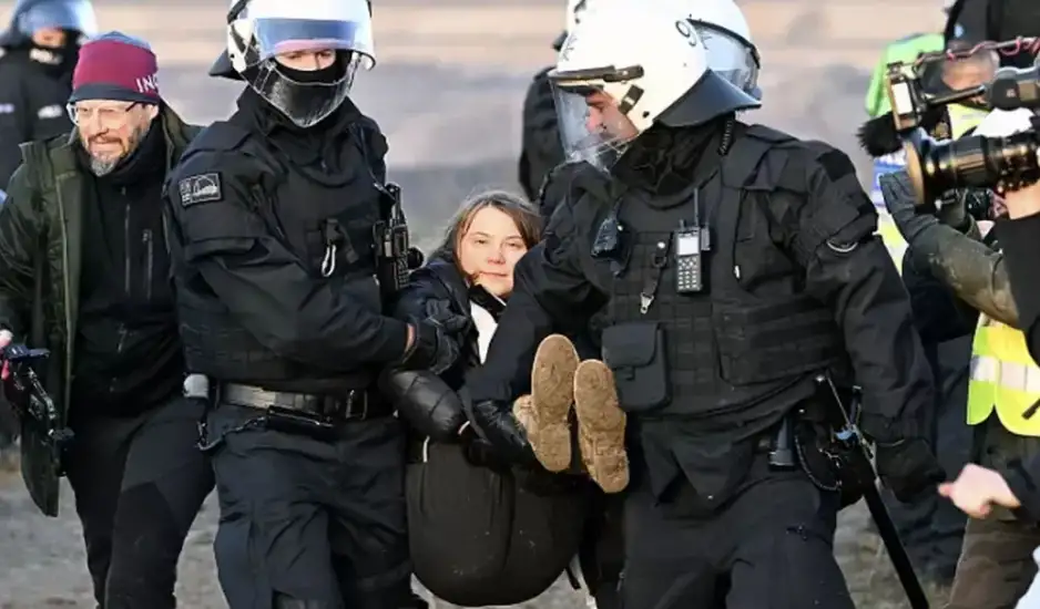 Η αστυνομία πήρε σηκωτή τη Γκρέτα Τούνμπεργκ από διαδήλωση στη Χάγη