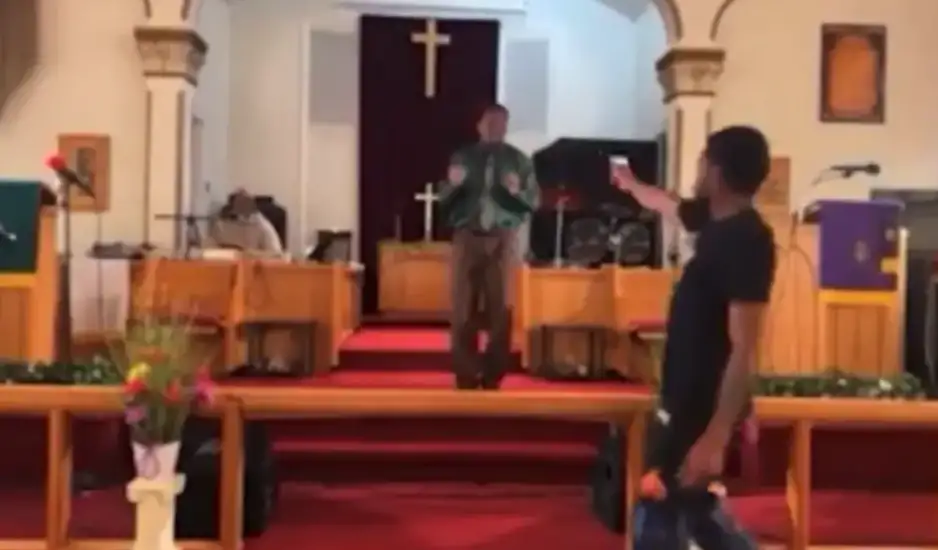 Ένοπλος επιχείρησε να εκτελέσει πάστορα στις ΗΠΑ την ώρα που έκανε κήρυγμα - Δείτε το βίντεο