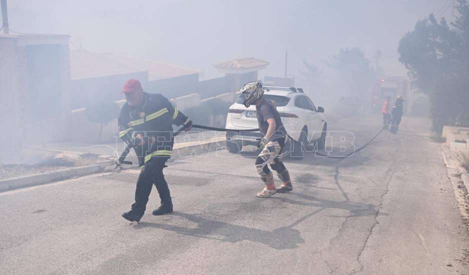 Φωτιά τώρα: Καίγονται σπίτια στη Βούλα