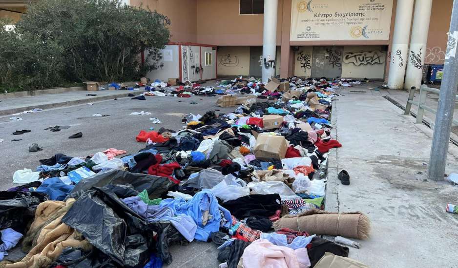 Σάλος με τα πεταμένα ρούχα που προορίζονταν για βοήθεια στην Τουρκία