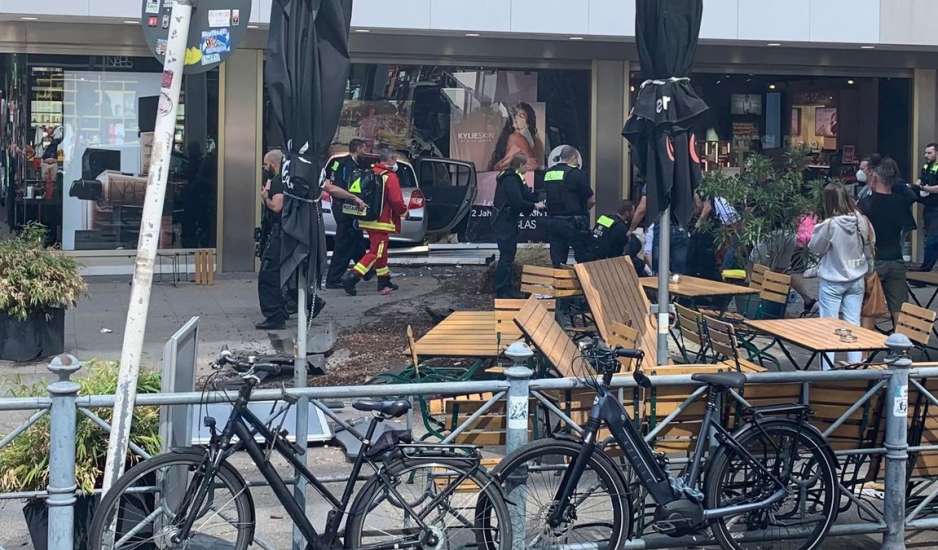 Τρόμος στο Βερολίνο, όχημα έπεσε πάνω σε πλήθος, αναφορές για νεκρό και πολλούς τραυματίες