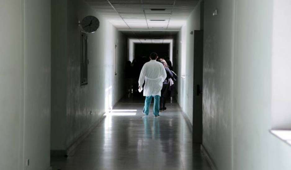 Νεκροί από κορονοϊό για μήνες σε ψυγεία νοσοκομείων επειδή οι συγγενείς αμφισβητούν την αιτία θανάτου