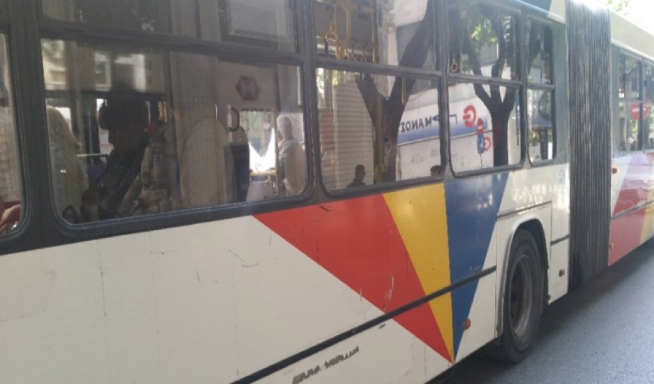 Θεσσαλονίκη: Ακινητοποιήθηκε λεωφορείο καθ’ οδόν και οι επιβάτες τρομοκρατήθηκαν και έσπασαν τα τζάμια για να βγουν