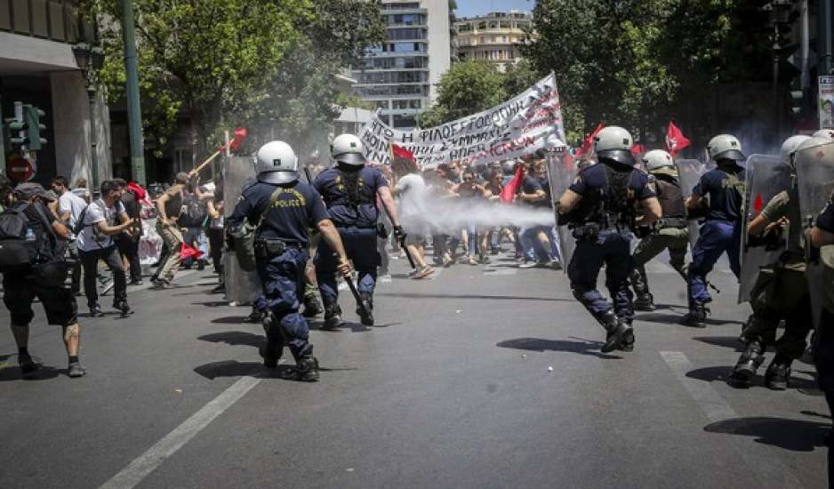 Δέκα συλλήψεις για τα επεισόδια σε Αθήνα και Θεσσαλονίκη: Ένας τραυματίας αστυνομικός