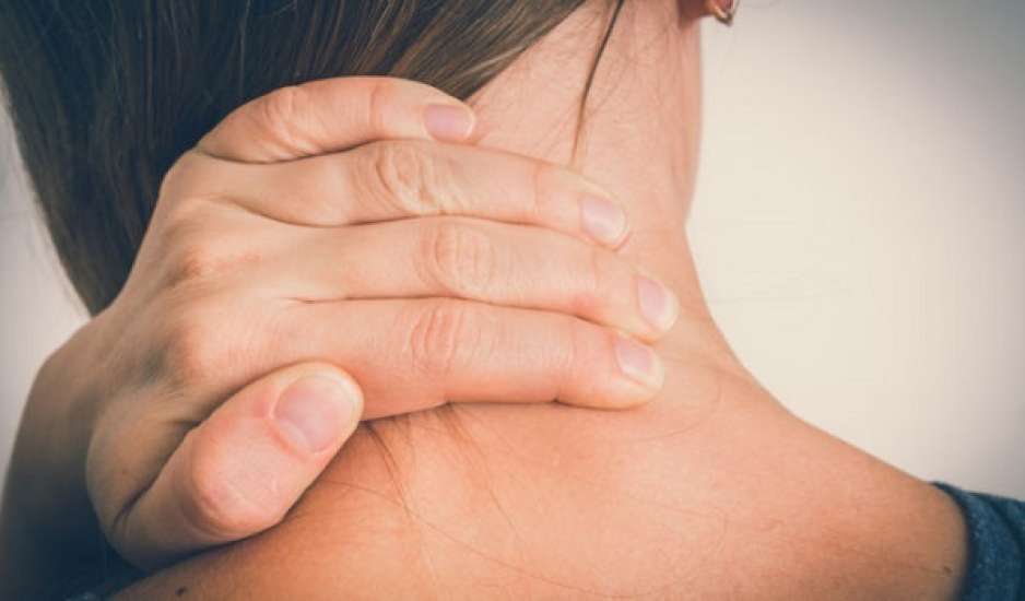 Ψύξη στον αυχένα: Τι να κάνετε για να φύγει πιο γρήγορα ο πόνος