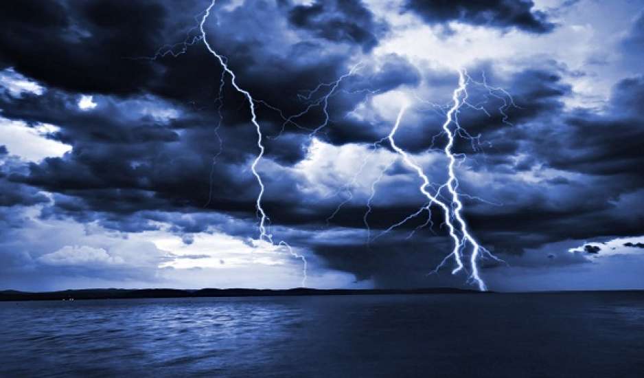 Νέο έκτακτο δελτίο της ΕΜΥ για την κακοκαιρία που «χτυπά» από το απόγευμα τη χώρα με καταιγίδες, χαλάζι, κεραυνούς