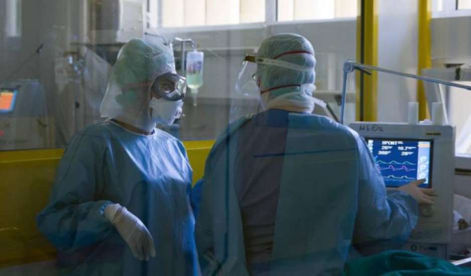 Ξεπερνούν καθημερινά τις 100 οι εισαγωγές στα νοσοκομεία ασθενών με κορονοϊό