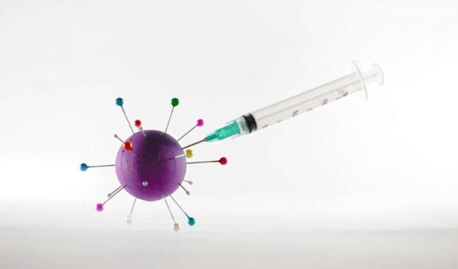 Kορονοϊός: Ξεκινούν οι εμβολιασμοί με τα επικαιροποιημένα εμβόλια – Αρκεί μία δόση λένε οι ειδικοί