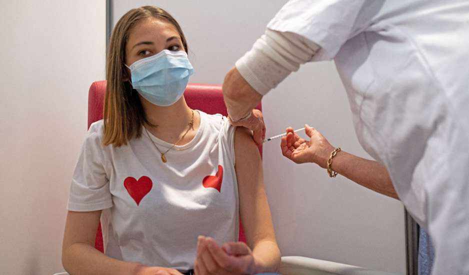 Κορονοϊός: Ο ΕΜΑ ενέκρινε τη χρήση του εμβολίου της Moderna για εφήβους