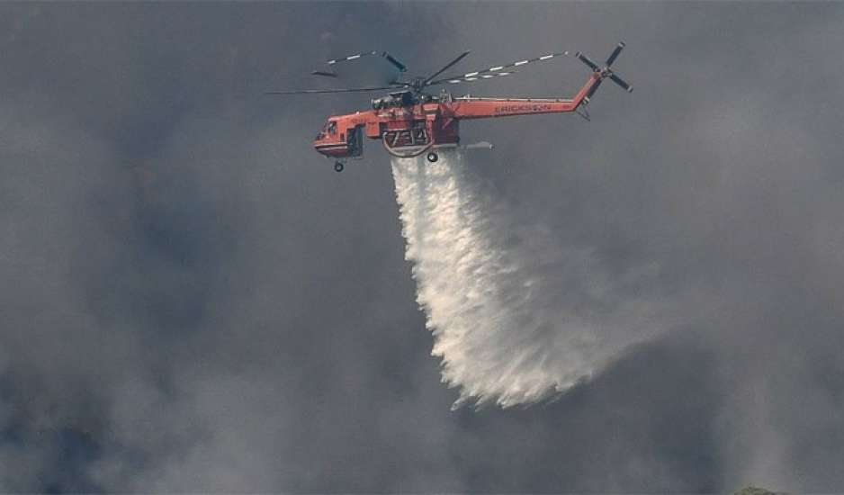 Φωτιά στη Τζιά – Σηκώθηκαν αεροπλάνα και ελικόπτερο