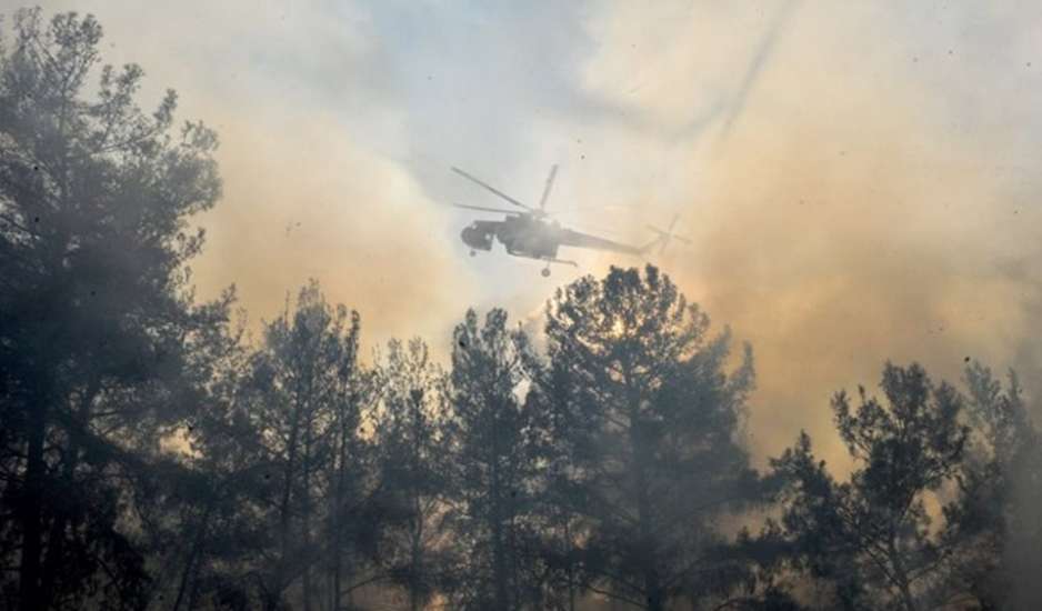 Εύβοια: Η φωτιά μπήκε στο χωριό Πλατανιστός - Καίγονται σπίτια, αγνοείται κτηνοτρόφος στην Κάρυστο