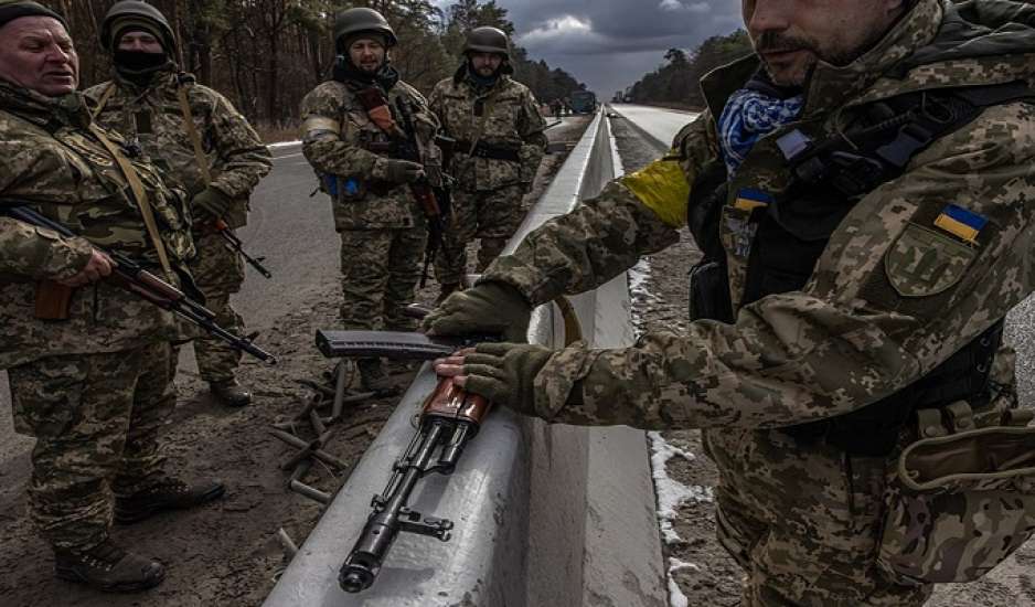 Πόλεμος στην Ουκρανία: Κολλημένη έξω από το Κίεβο η ρωσική φάλαγγα - Oι Ρώσοι έριξαν ήδη 450 πυραύλους