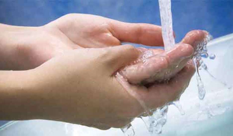 Γιατί μουλιάζουν τα δάχτυλά σου όταν μένεις πολλή ώρα στο νερό;