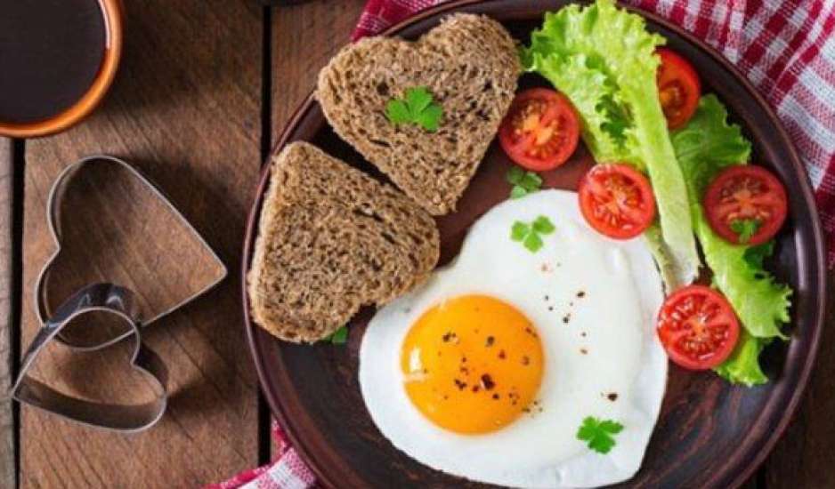 Ποια είναι η καλύτερη ώρα να τρως πρωινό για να κρατάς χαμηλά τα επίπεδα σακχάρου στο αίμα;