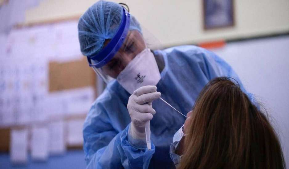 Κορονοϊός: 52 θάνατοι και 53 διασωληνωμένοι την τελευταία εβδομάδα – Αυξήθηκαν τα περιστατικά γρίπης