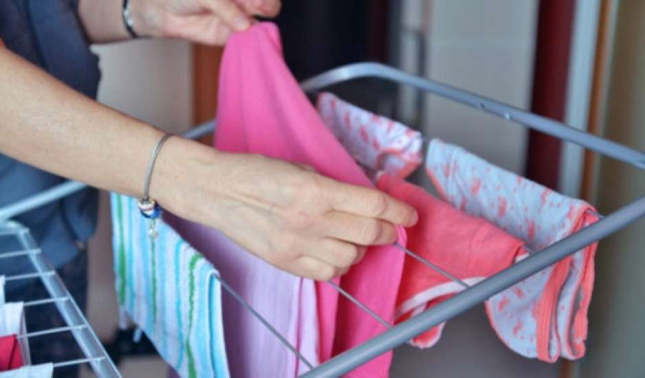 Γιατί δεν πρέπει να στεγνώνεις τα ρούχα σου μέσα στο σπίτι - Οι κίνδυνοι για την υγεία