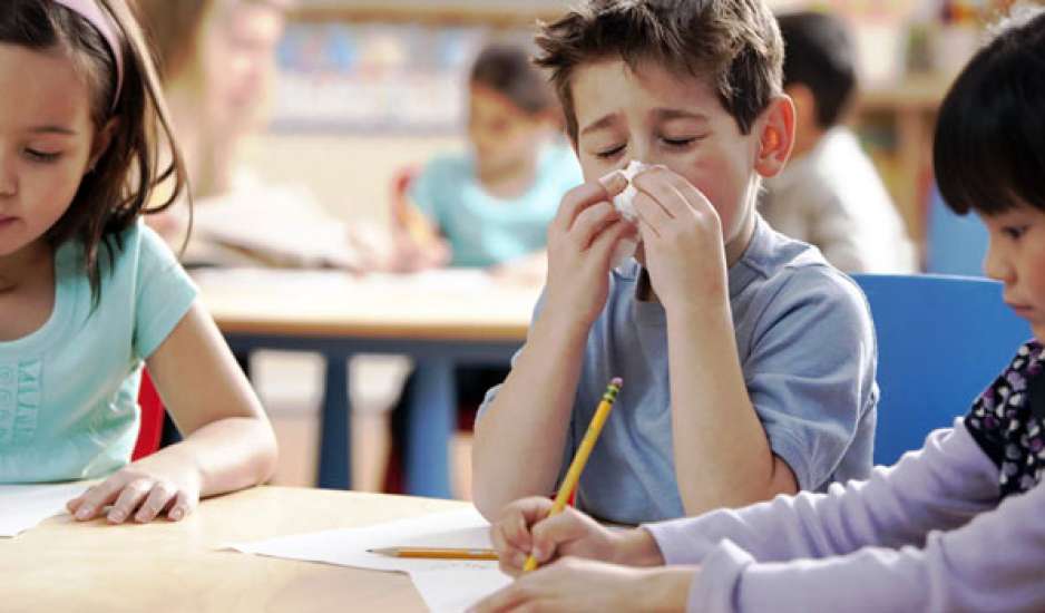 Σχολεία: Ανησυχία για την έξαρση γρίπης, ιώσεων και κορονοϊού σε συνδυασμό με τις ελλείψεις φαρμάκων