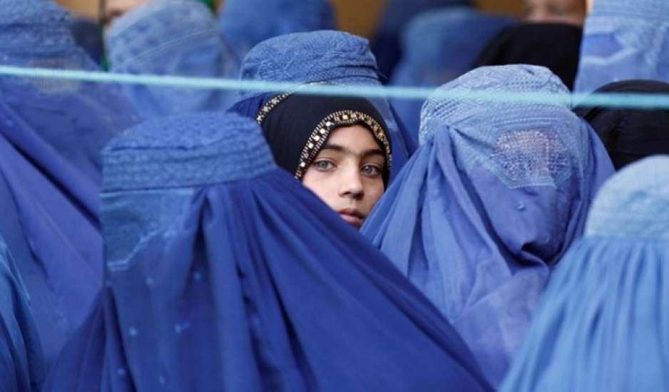 Αφγανιστάν: Oύρλιαζα και έκλαιγα - Τι σημαίνει για τις γυναίκες  η επιστροφή των Ταλιμπάν