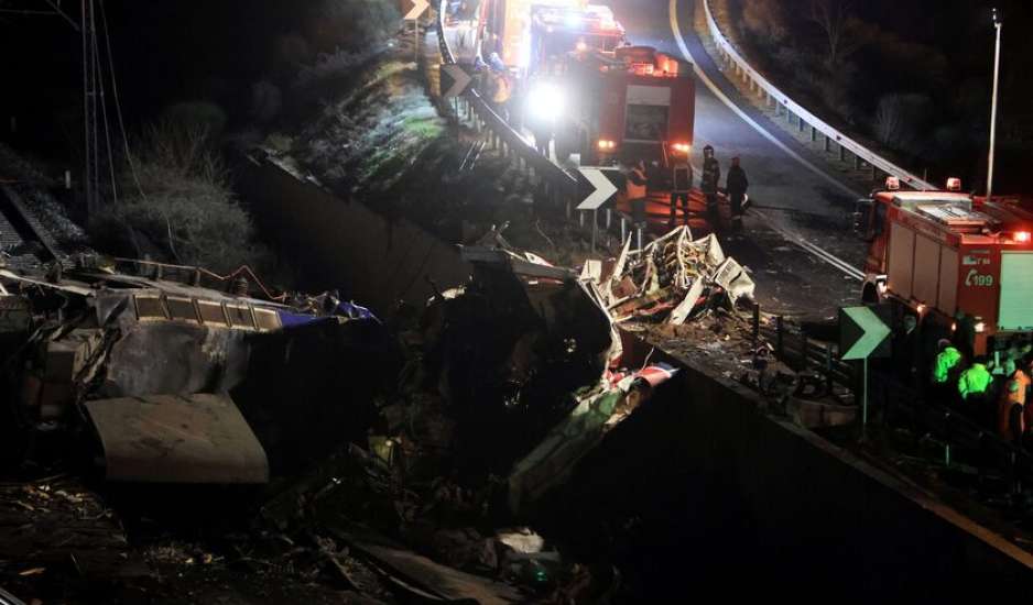 Τραγωδία στα Τέμπη: Μαρτυρία σοκ επιβάτη από το τρένο – Το πρώτο και το δεύτερο βαγόνι ήταν λιωμένα
