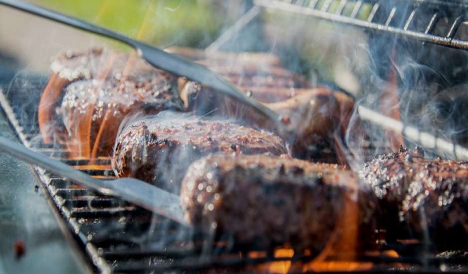 Τσικνοπέμπτη: Ποια κομμάτια από κρέας στα κάρβουνα μπορεί να είναι καρκινογόνα