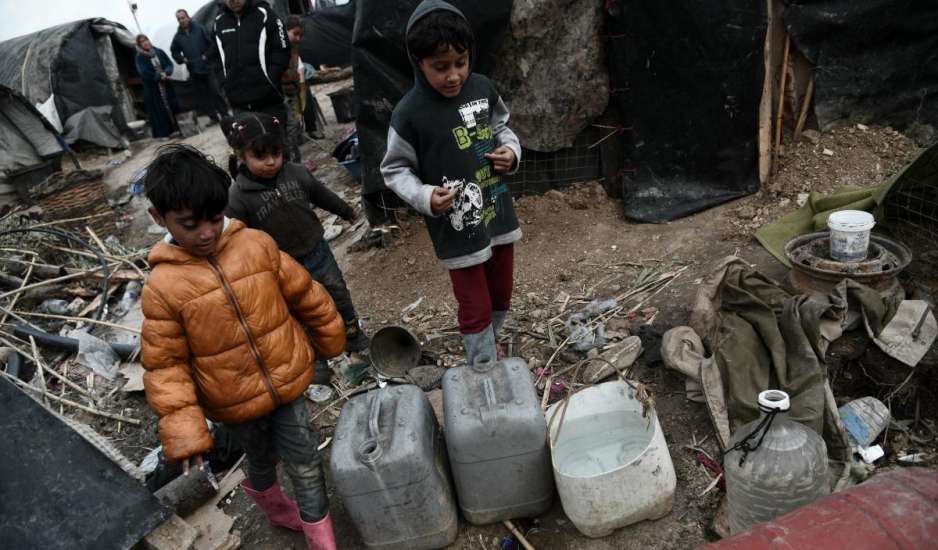 Χίος: Mπλόκο κατοίκων  στερεί νερό και τρόφιμα στο στρατόπεδο προσφύγων ΒΙΑΛ