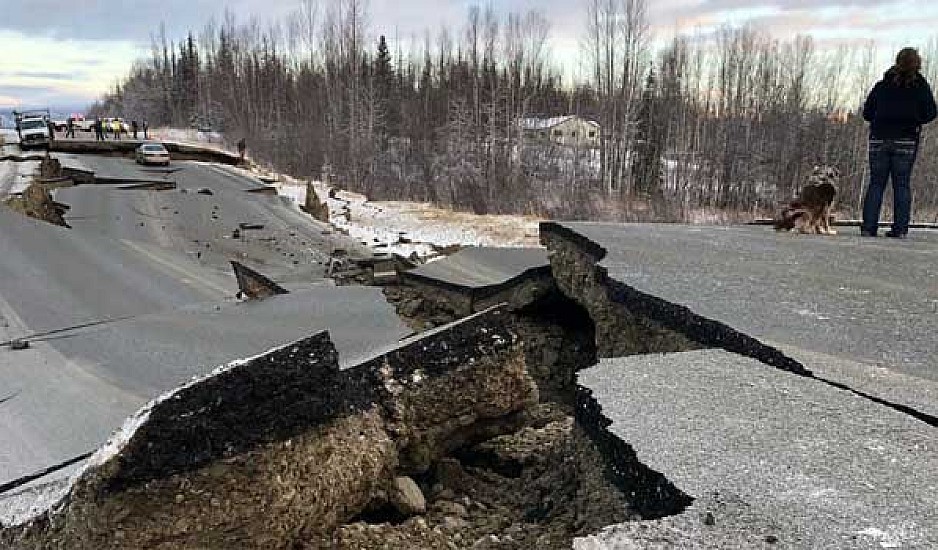 Αλάσκα: Eικόνες καταστροφής μετά τον ισχυρότατο σεισμό. Άνοιξαν στα δύο οι δρόμοι