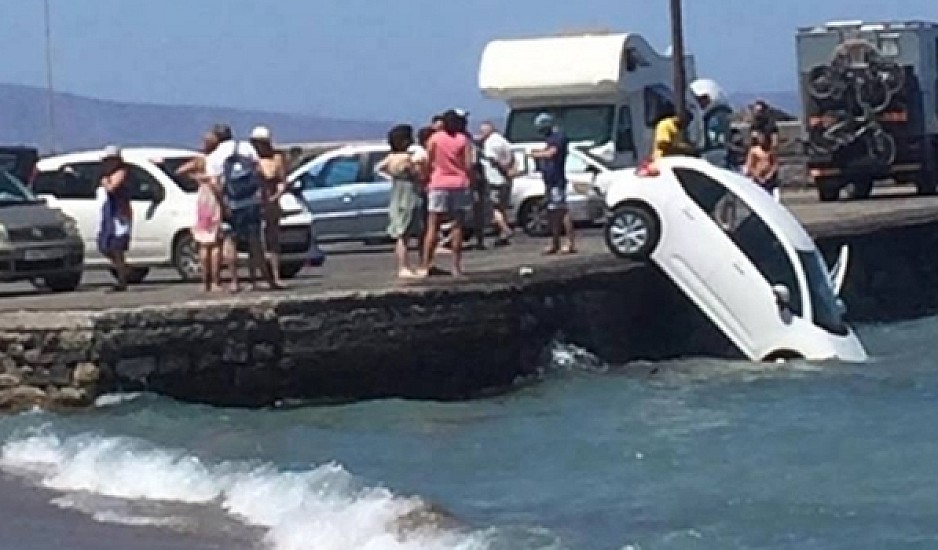 Μπέρδεψε τις ταχύτητες του αυτοκινήτου και έπεσε στη θάλασσα!