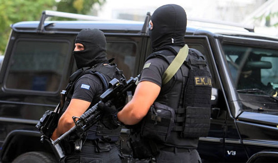Έφοδος της Αντιτρομοκρατικής σε σπίτια - Έγιναν 3 συλλήψεις, κατασχέθηκαν όπλα και εκρηκτικά