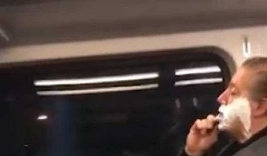 Η αληθινή ιστορία του άνδρα που έγινε viral γιατί ξυριζόταν σε τρένο