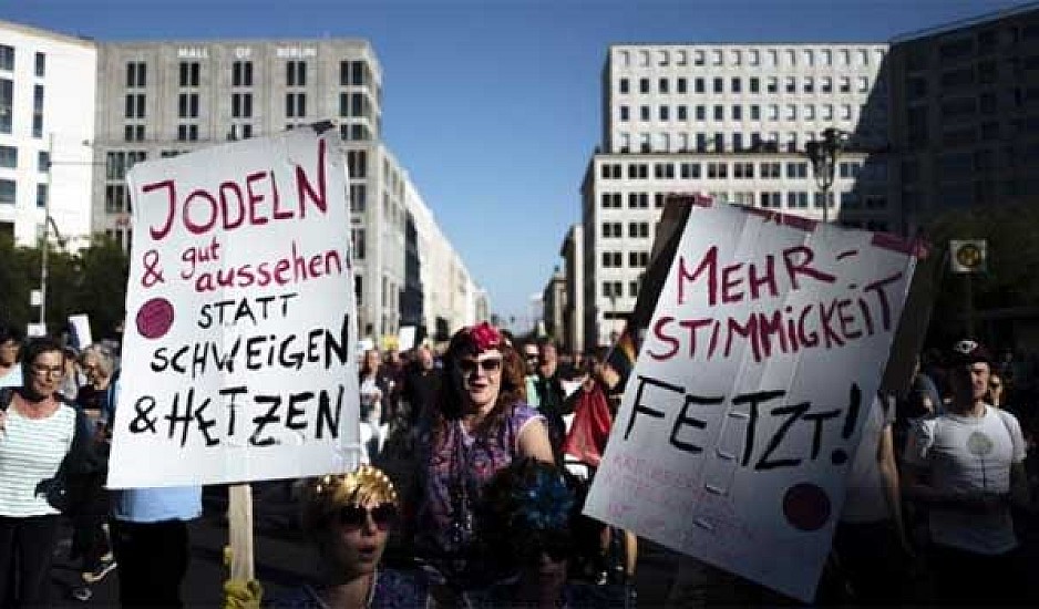 Χιλιάδες άνθρωποι σε διαδήλωση κατά της ξενοφοβίας και του ρατσισμού στο Βερολίνο. LIVE εικόνα