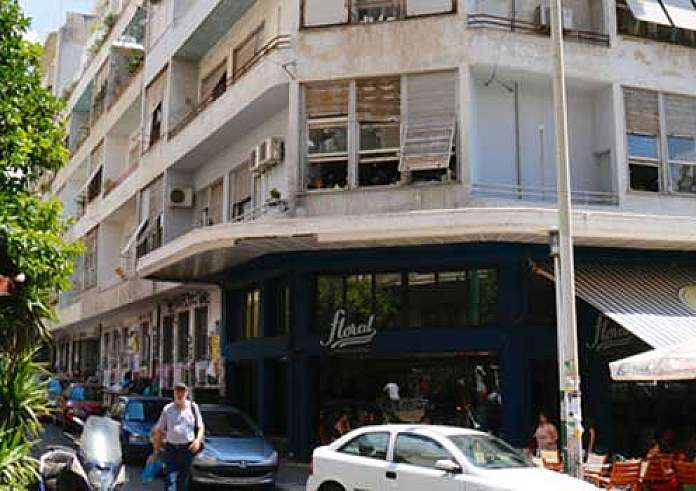 Η ιστορία της μπλε πολυκατοικίας στα Εξάρχεια
