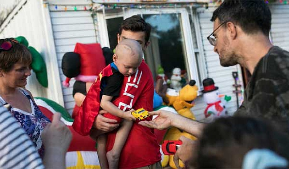 Πρόωρα Χριστούγεννα έκανε ολόκληρη η γειτονιά για παιδάκι που πεθαίνει από καρκίνο