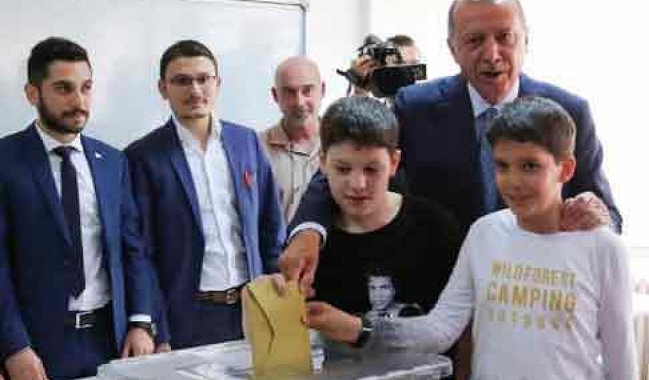 Εκλογές στη Τουρκία: Ψήφισε ο Ερντογάν, η αντιπολίτευση καταγγέλει νοθεία και εκφοβισμό