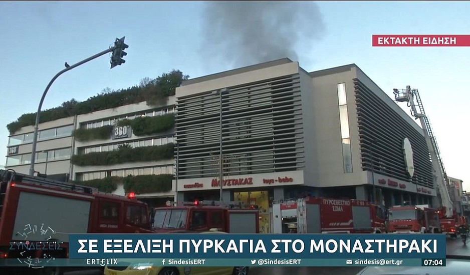 Μεγάλη φωτιά στο Μοναστηράκι, ξέσπασε σε κτίριο με γραφεία