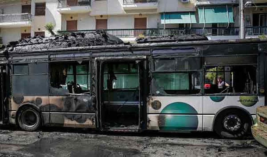 Πυρκαγιά σε λεωφορείο στα Κάτω Πατήσια. Καταστράφηκε ολοσχερώς