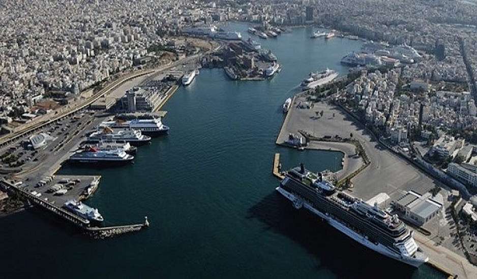 Γεμάτο το λιμάνι του Πειραιά. Επική απάντηση τουρίστριας για τον προορισμό της