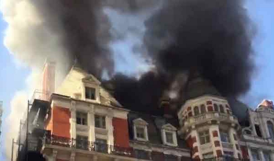 Μεγάλη φωτιά σε ξενοδοχείο στο Λονδίνο. Πυκνοί καπνοί στο κέντρο της πόλης