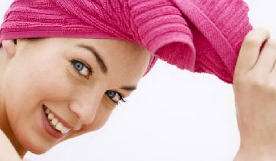 Τρεις κακές συνήθειες που προκαλούν ζημιά στα μαλλιά σας