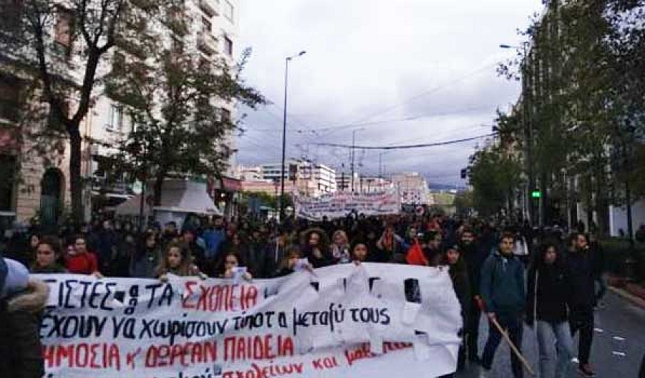 Στα δύο μαθητές και εκπαιδευτικοί για τις σχολικές καταλήψεις για τη Μακεδονία