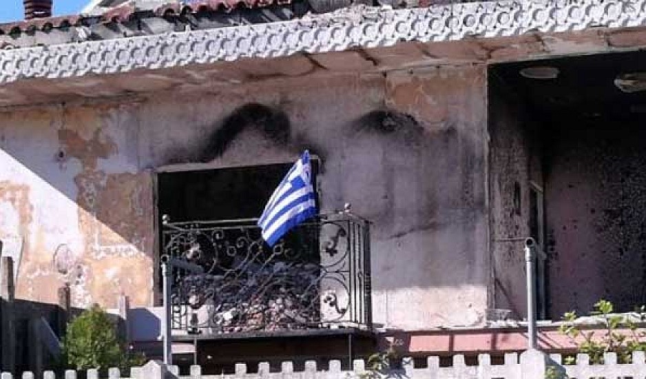 Μια εικόνα, χίλιες λέξεις: Ελληνική σημαία υψώθηκε σε καμμένο σπίτι στο Μάτι