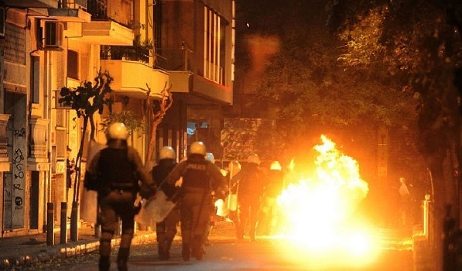 Επεισόδια με μολότοφ στο κέντρο της Αθήνας. Τραυματίστηκε αστυνομικός