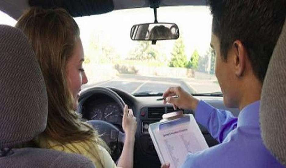 Δίπλωμα οδήγησης στα 17: Τι εξετάζει το υπουργείο Μεταφορών