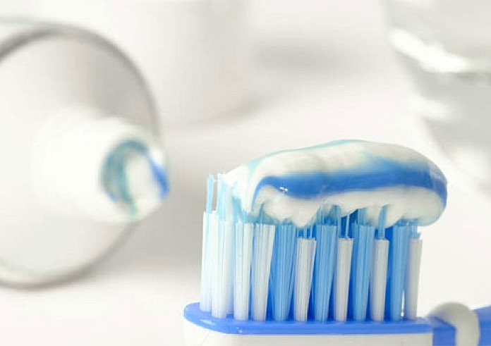 4 πράγματα που δεν πρέπει ποτέ να καθαρίζετε με οδοντόκρεμα